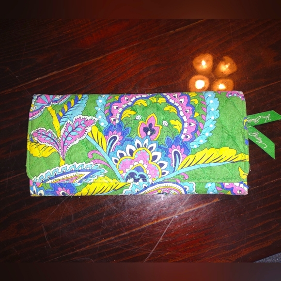 Vera Bradley Handbags - 💎Vera Bradley wallet Large magnetic latch wallet